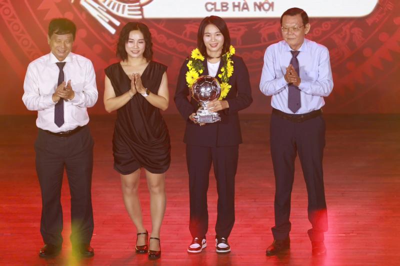 Hoàng Đức giành "cú đúp" giải thưởng tại Quả bóng Vàng 2025, hotboy Đình Bắc giành Quả bóng Bạc- Ảnh 6.
