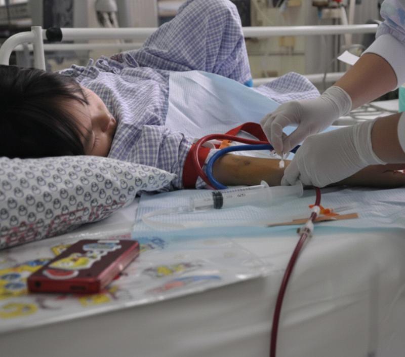 Bé gái 8 tuổi đã qua đời vì ung thư thận, người cha ôm con khóc nức nở: "Tất cả là tại tôi!"- Ảnh 2.