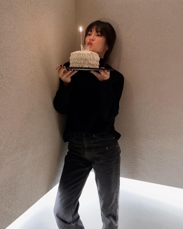 Mặc quần jeans theo phong cách tối giản: Song Hye Kyo chính là 