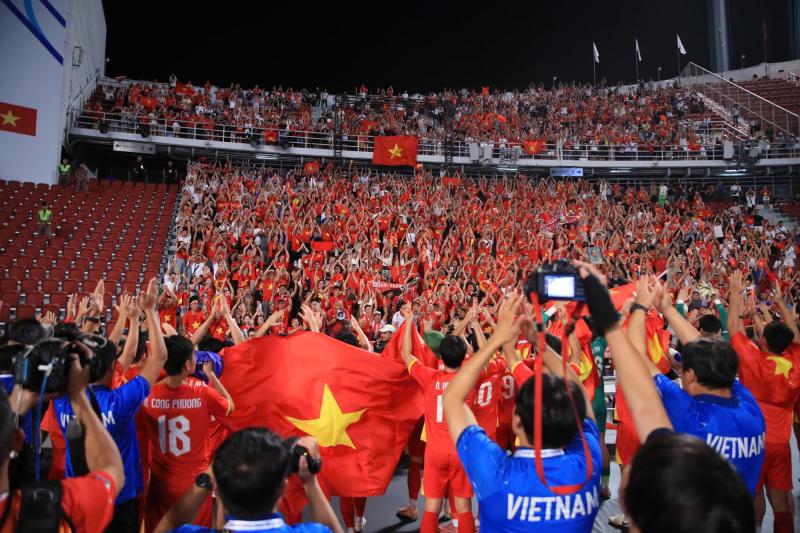 Đình Bắc đội mũ cối, cờ tổ quốc tung bay phấp phới mừng U22 Việt Nam "hạ" Thái Lan đẳng cấp giành vàng SEA Games- Ảnh 11.