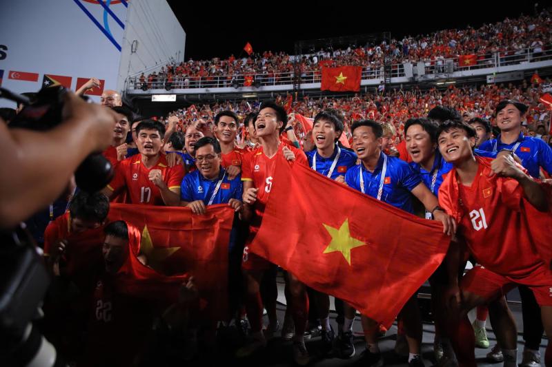 Đình Bắc đội mũ cối, cờ tổ quốc tung bay phấp phới mừng U22 Việt Nam "hạ" Thái Lan đẳng cấp giành vàng SEA Games- Ảnh 5.