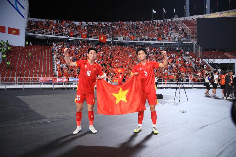 Đình Bắc đội mũ cối, cờ tổ quốc tung bay phấp phới mừng U22 Việt Nam "hạ" Thái Lan đẳng cấp giành vàng SEA Games- Ảnh 16.