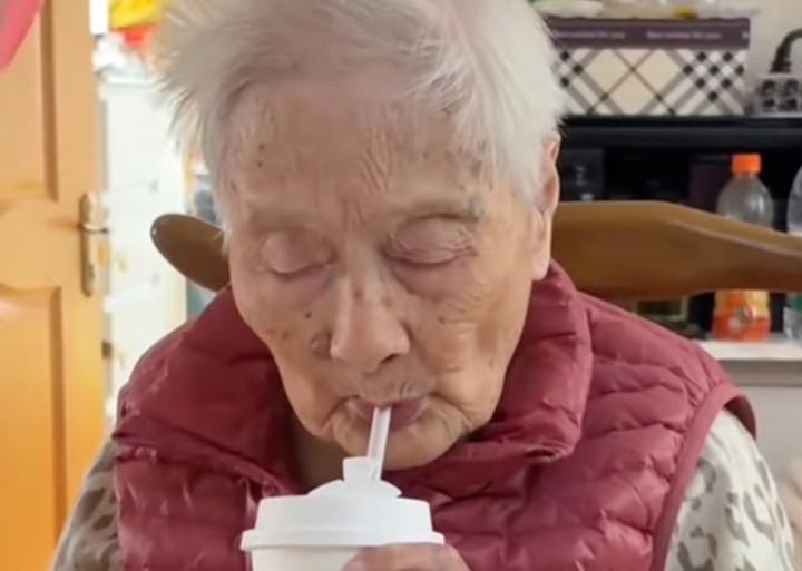 Bí quyết sống thọ của cụ bà 100 tuổi vẫn đam mê ăn uống, thích trà sữa, kem- Ảnh 2.