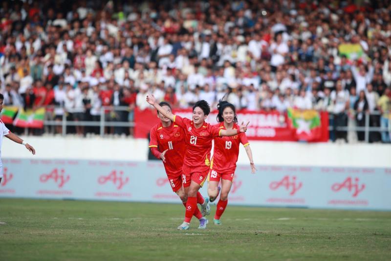 Bộ đôi "sóc nhỏ" 1m52 ghi bàn giúp tuyển nữ Việt Nam đè bẹp Myanmar, thẳng tiến vào bán kết SEA Games- Ảnh 1.