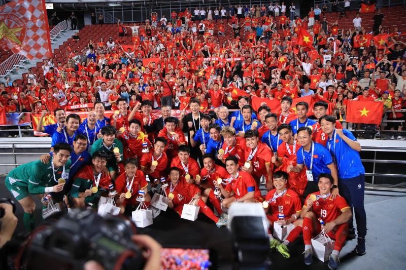 U22 Việt Nam tung HLV Kim Sang-sik lên ăn mừng HCV SEA Games! Đã quá Việt Nam ơi- Ảnh 6.
