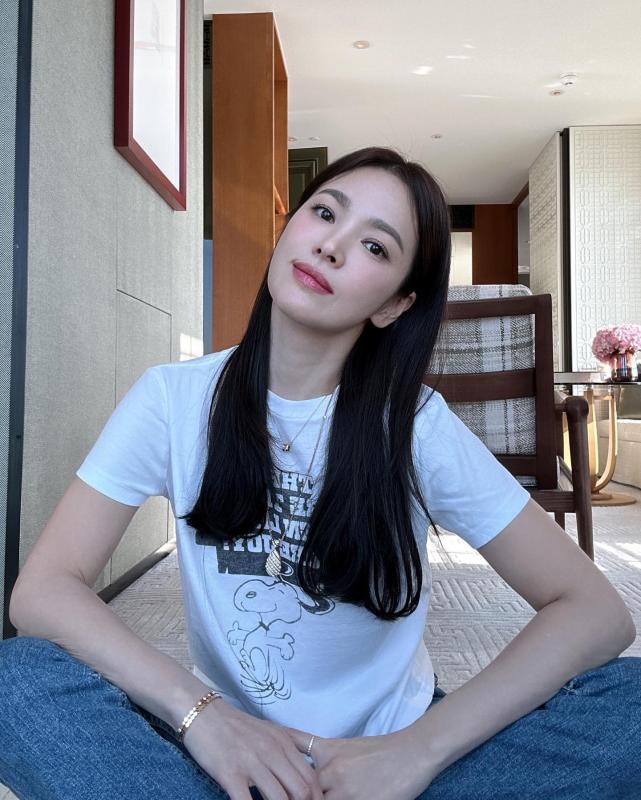 Mặc quần jeans theo phong cách tối giản: Song Hye Kyo chính là 