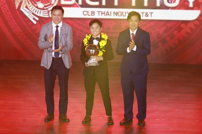 Cầu thủ bị trọng tài 