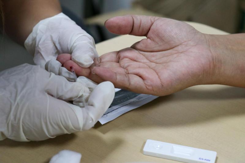 Những người dễ mắc HIV thường có 3 điểm chung, bác sĩ nghiêm mặt: Cái thứ 2 nhiều người thấy nhưng "ngó lơ"- Ảnh 1.