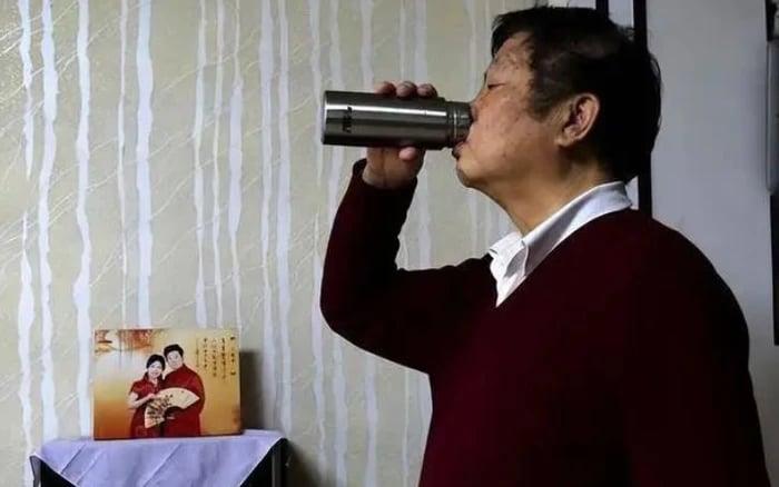Người thường xuyên uống nước khi vừa thức dậy vào buổi sáng, cơ thể sẽ xuất hiện 6 thay đổi kỳ diệu sau 3 tháng- Ảnh 2.