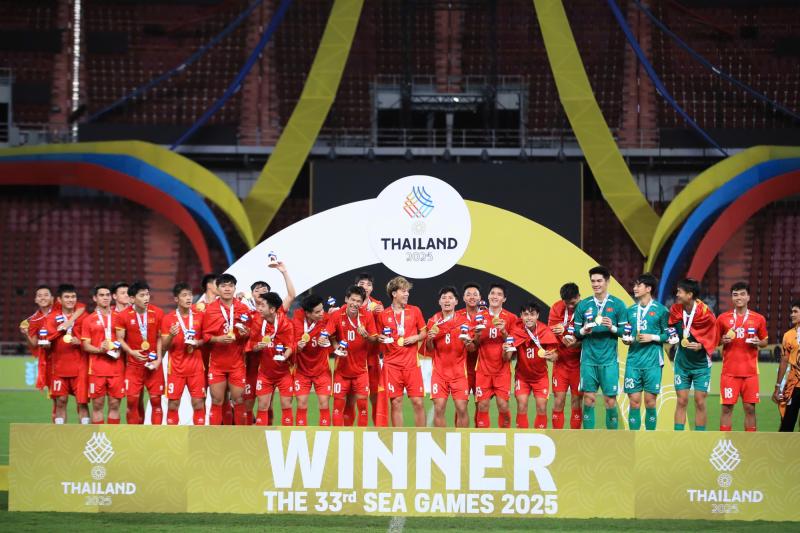 U22 Việt Nam tung HLV Kim Sang-sik lên ăn mừng HCV SEA Games! Đã quá Việt Nam ơi- Ảnh 3.