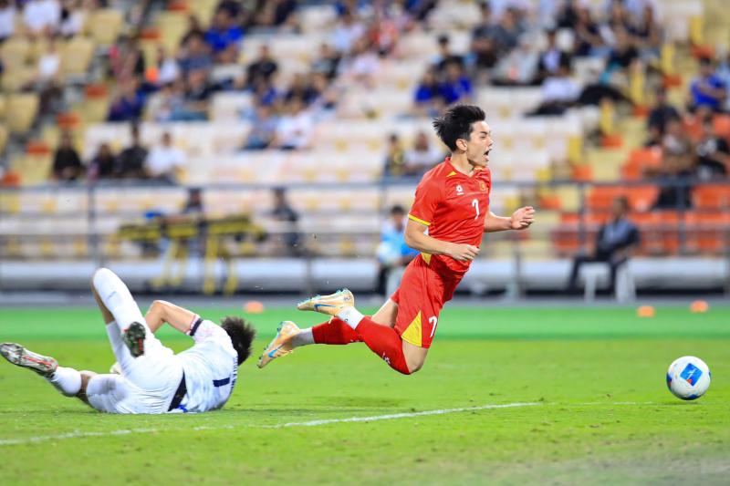 Bùng nổ cảm xúc SEA Games, ngắm trọn khoảnh khắc U22 Việt Nam thi đấu cực kiên cường trước Thái Lan- Ảnh 3.