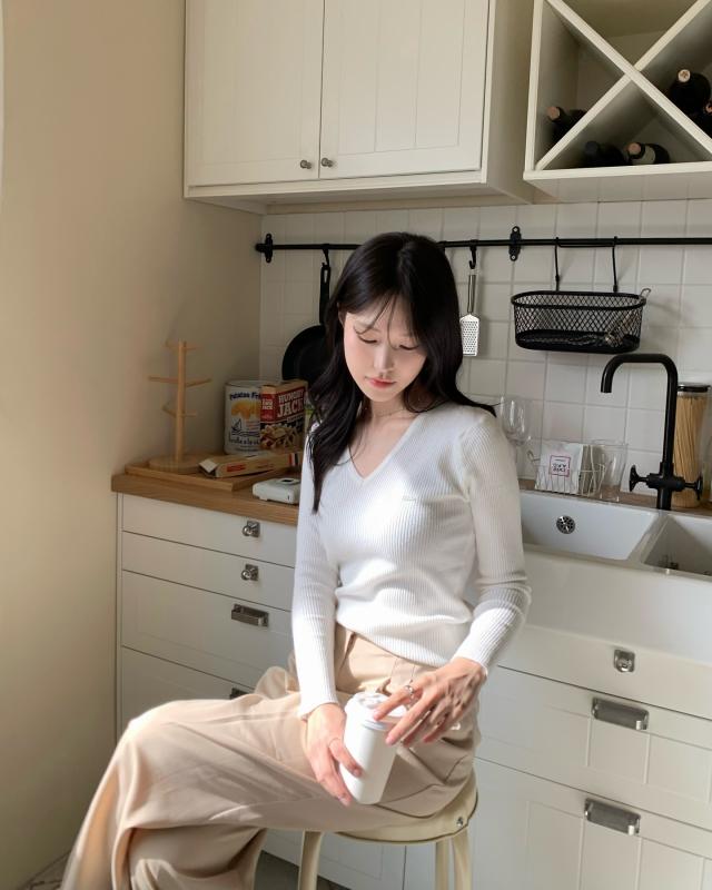 Phụ nữ Hàn có 4 cách mặc áo len đơn giản vô cùng, nhưng rất sành điệu- Ảnh 10.