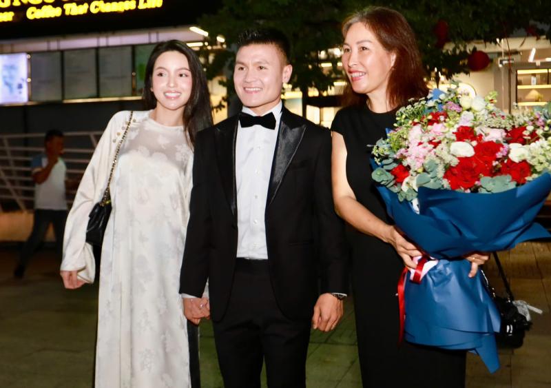 Quang Hải tay trong tay Chu Thanh Huyền, Hoàng Đức bảnh bao tại thảm đỏ Gala trao giải Quả bóng vàng Việt Nam 2025- Ảnh 4.