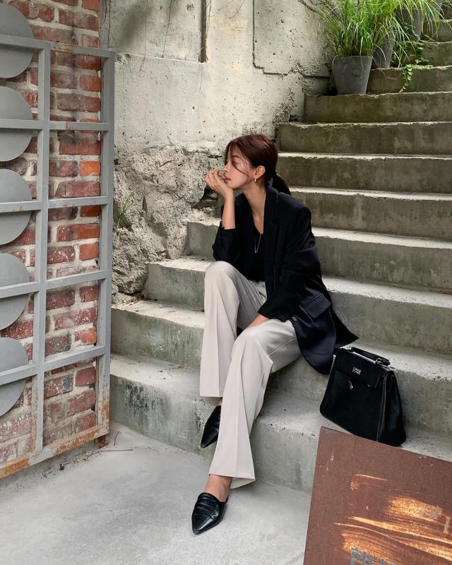 Áo blazer và quần âu: Công thức nhân đôi sự thanh lịch, mặc đi làm 5 ngày 1 tuần cũng không thấy chán- Ảnh 1.