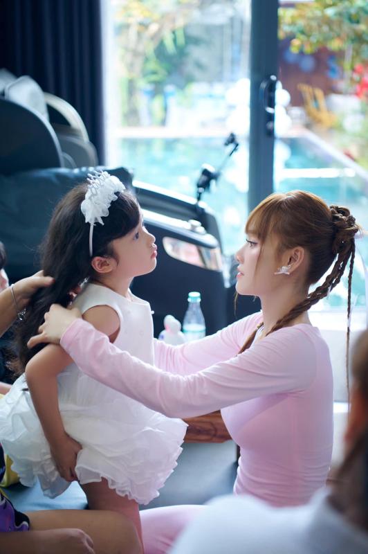 Mới 6 tuổi con gái Trường Giang - Nhã Phương đã 