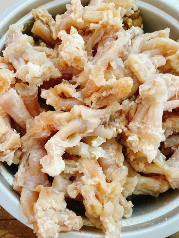 Bộ phận giá rẻ của bò nhiều người bỏ đi, dân sành ăn lại mua vét vì giòn ngon, chế biến đúng cách thành món "đại bổ" cho xương khớp- Ảnh 1.