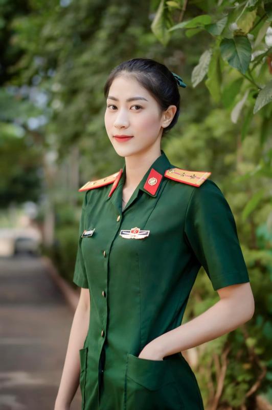 Hoa khôi bóng chuyền mang hàm Đại uý gây sốt với ảnh tổng kết 2025: Visual xinh đẹp, thành tích cực 
