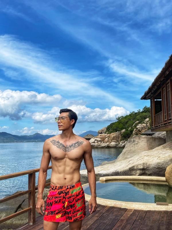 Nam thần Vbiz siêng cởi đồ trên sàn diễn, body 6 múi mướt mắt nhưng liên tục vướng nghi vấn yêu đồng giới- Ảnh 10.