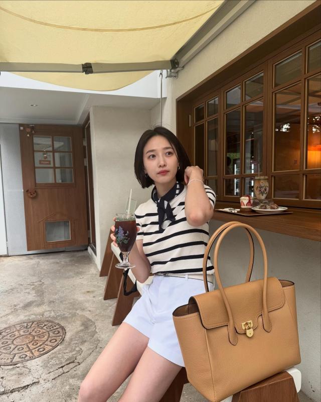Nữ chính phim Taxi Driver 33 tuổi nhưng trông như nữ sinh, style ngoài đời còn trẻ trung hơn nữa- Ảnh 1.