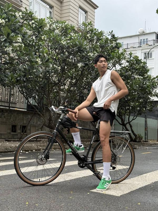 Nam thần Vbiz siêng cởi đồ trên sàn diễn, body 6 múi mướt mắt nhưng liên tục vướng nghi vấn yêu đồng giới- Ảnh 14.