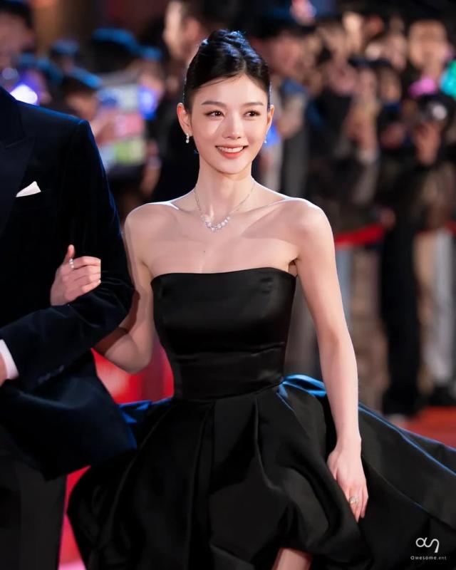 Kim Yoo Jung thật sự đã mang Baek Ah Jin ra đời thực- Ảnh 7.