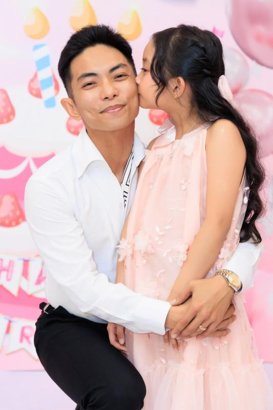 Hai con gái xinh yêu như công chúa giúp Khánh Thi 