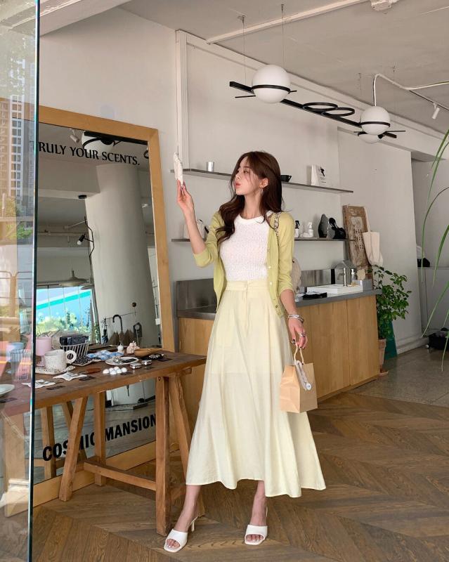 Chân váy sáng màu mix cùng với 5 mẫu áo này thì không thể xuất sắc hơn- Ảnh 13.