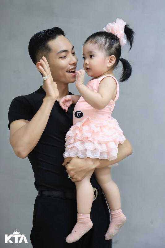 Hai con gái xinh yêu như công chúa giúp Khánh Thi 