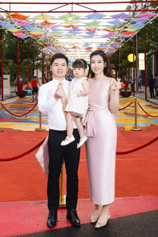 Đỗ Mỹ Linh trổ tài cắm hoa, khoe cuộc sống 