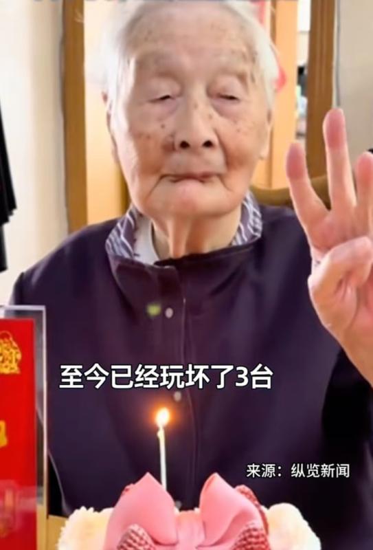Bí quyết sống thọ của cụ bà 100 tuổi vẫn đam mê ăn uống, thích trà sữa, kem- Ảnh 3.