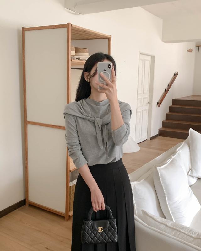 Phụ nữ sành điệu sẽ kết hợp chân váy đen với 5 mẫu áo trẻ trung- Ảnh 7.