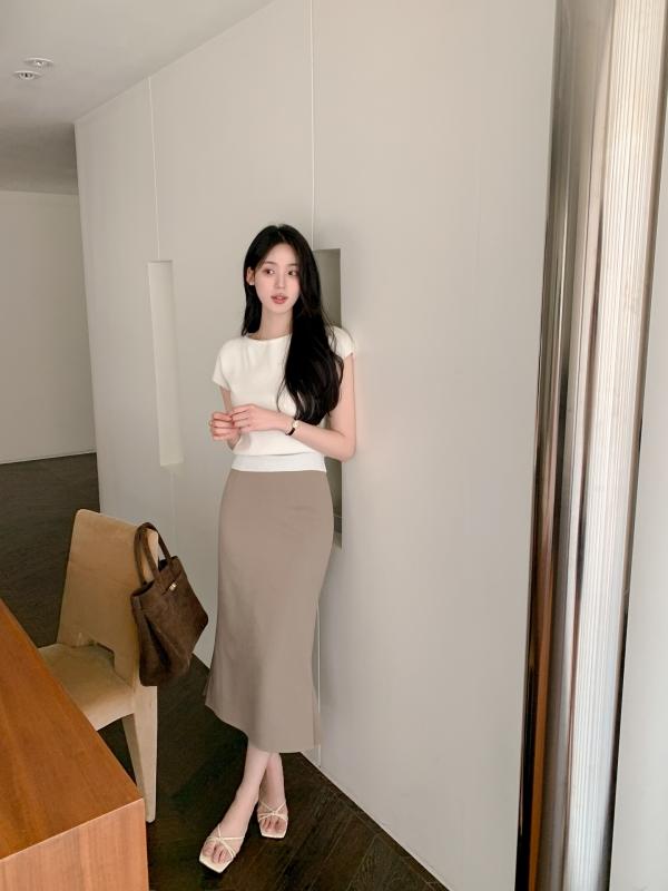 Chân váy sáng màu mix cùng với 5 mẫu áo này thì không thể xuất sắc hơn- Ảnh 4.