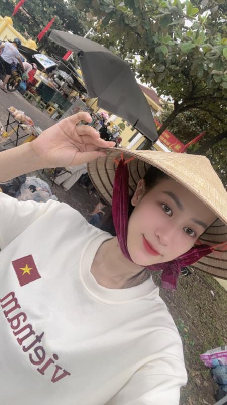 Hoa khôi bóng chuyền mang hàm Đại uý gây sốt với ảnh tổng kết 2025: Visual xinh đẹp, thành tích cực 