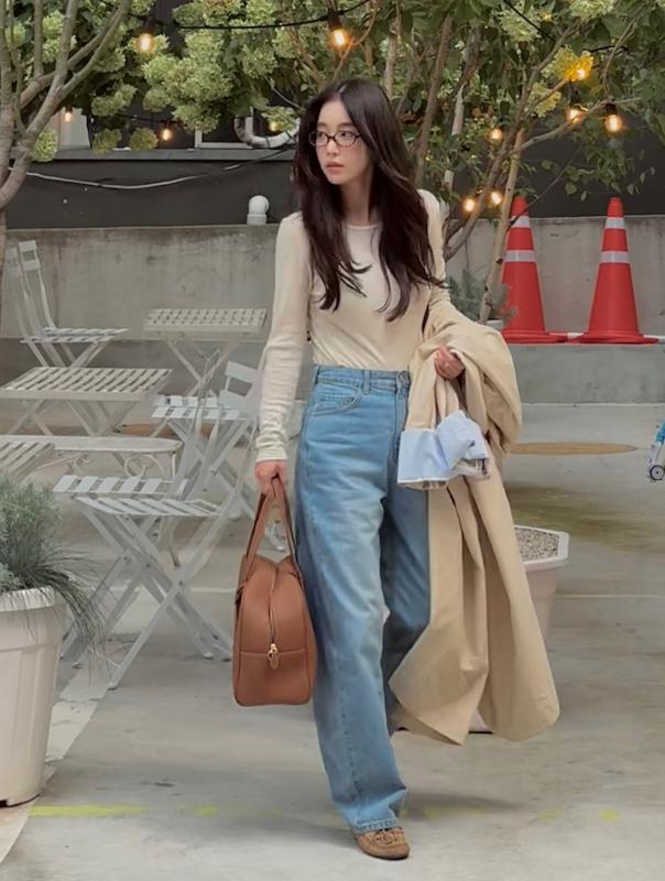 5 cách mặc quần jeans dành cho phụ nữ trên 40 tuổi: Đẹp và sang tới độ hoàn hảo- Ảnh 1.