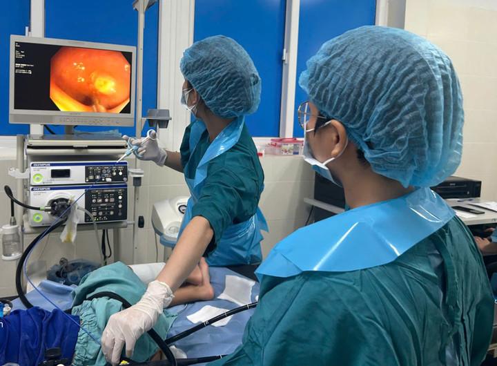 Bé 6 tuổi mắc 4 khối polyp đại tràng- Ảnh 1.