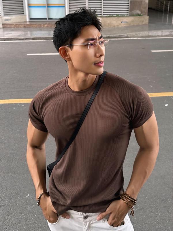 Nam thần Vbiz siêng cởi đồ trên sàn diễn, body 6 múi mướt mắt nhưng liên tục vướng nghi vấn yêu đồng giới- Ảnh 11.