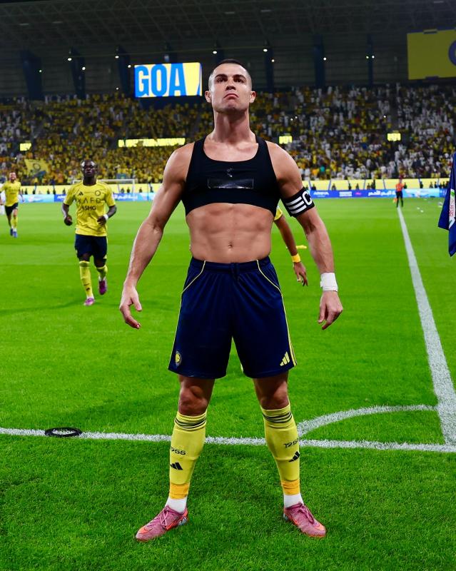 Không tin được Ronaldo 40 tuổi body vẫn nét căng cuồn cuộn như tạc tượng thế này- Ảnh 3.