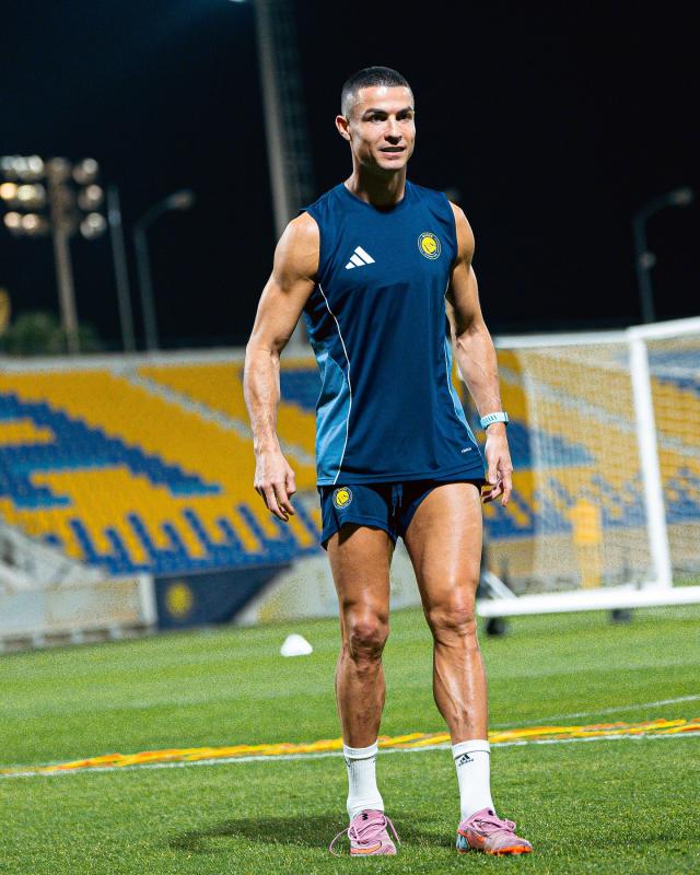 Không tin được Ronaldo 40 tuổi body vẫn nét căng cuồn cuộn như tạc tượng thế này- Ảnh 5.