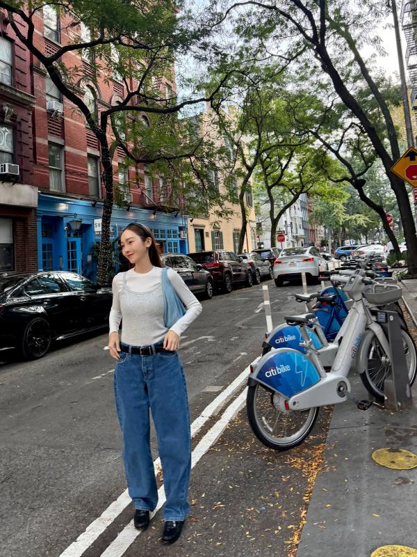 "Huyền thoại thời trang 8x" có 10 cách mặc quần jeans đơn giản, nhưng chạm đỉnh cao sang xịn mịn- Ảnh 1.