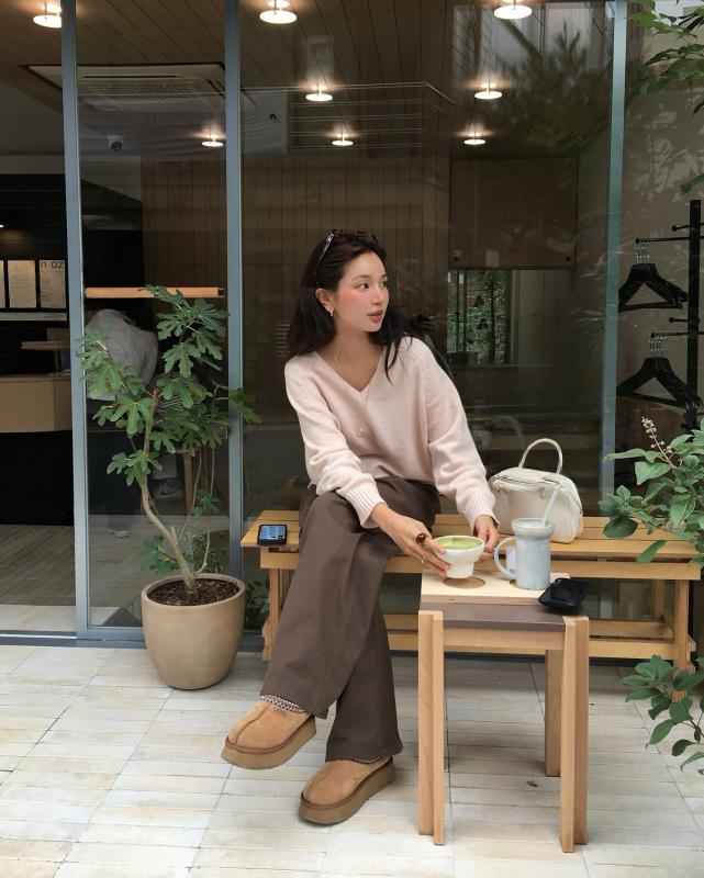 Quần tối màu tưởng dễ tính nhưng phải phối với 5 mẫu áo này mới là đẹp nhất- Ảnh 5.