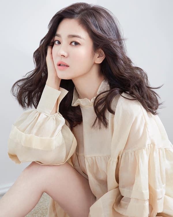 5 mỹ nhân lệch chuẩn mặt V-line vẫn đẹp rụng rời: Song Hye Kyo, Kim Ji Won đều góp mặt- Ảnh 1.