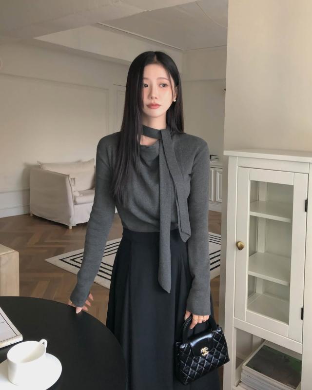 Phụ nữ sành điệu sẽ kết hợp chân váy đen với 5 mẫu áo trẻ trung- Ảnh 2.