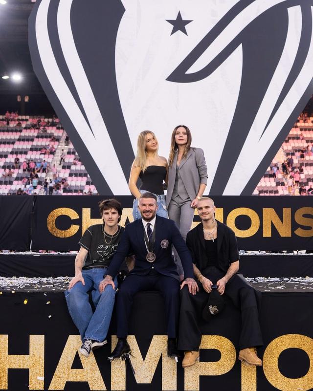 Bức ảnh gây sốt cõi mạng của David Beckham và con gái út Harper, tiểu thư tài phiệt càng lớn càng xinh đẹp- Ảnh 2.