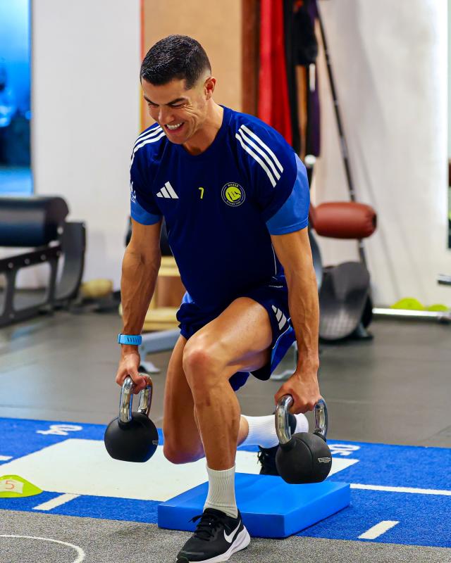 Không tin được Ronaldo 40 tuổi body vẫn nét căng cuồn cuộn như tạc tượng thế này- Ảnh 2.