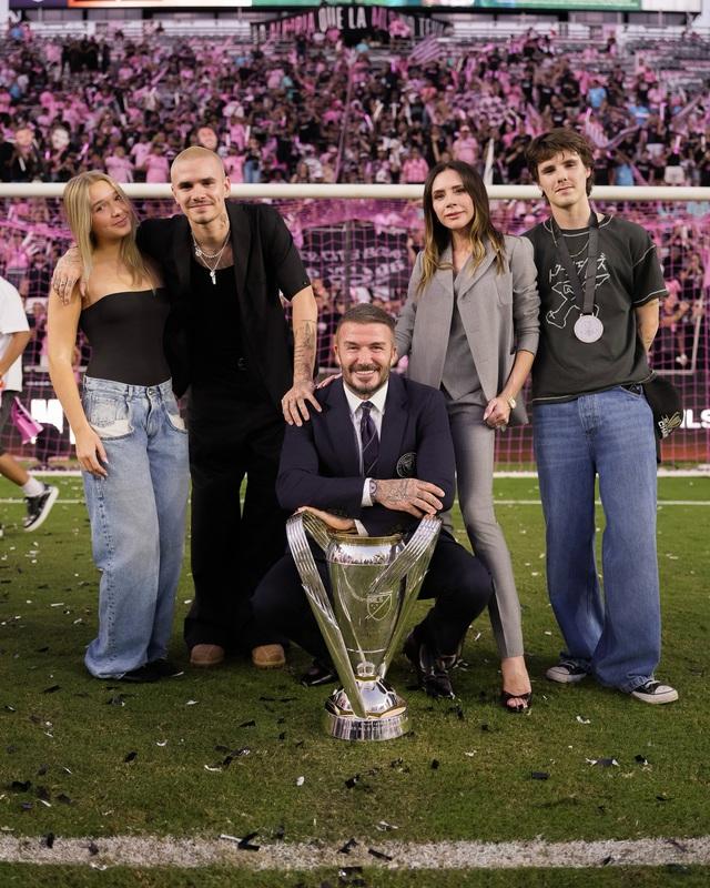 Bức ảnh gây sốt cõi mạng của David Beckham và con gái út Harper, tiểu thư tài phiệt càng lớn càng xinh đẹp- Ảnh 4.