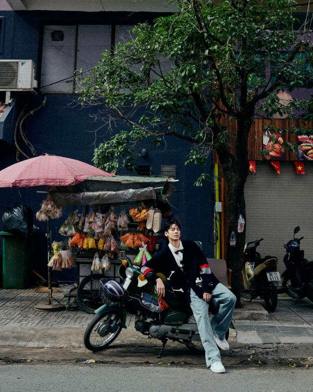 Lộ ảnh nam thần hạng A đình đám châu Á đi chợ Bến Thành, ngồi ăn chè mà đẹp hơn cả bìa tạp chí- Ảnh 6.