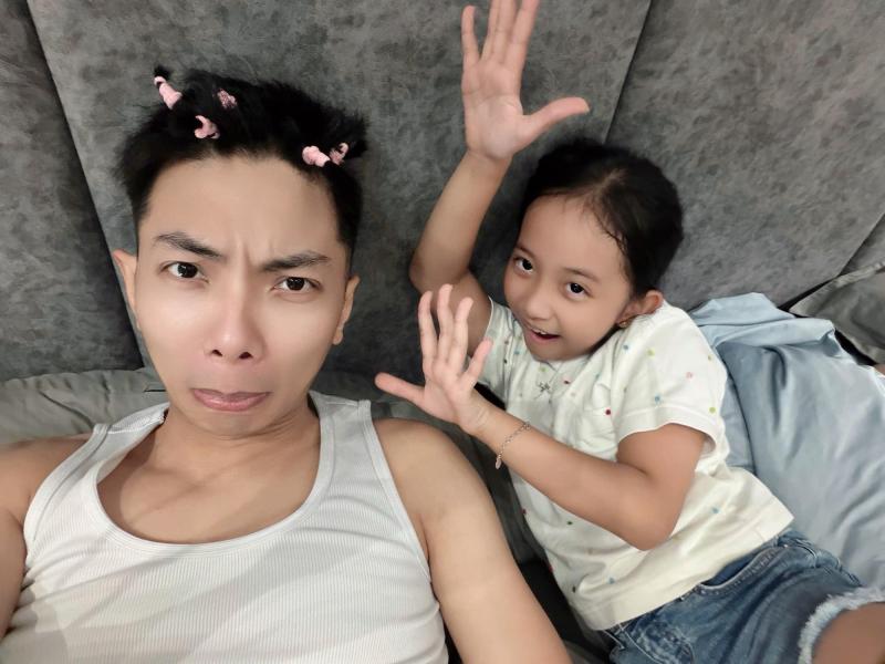 Hai con gái xinh yêu như công chúa giúp Khánh Thi 