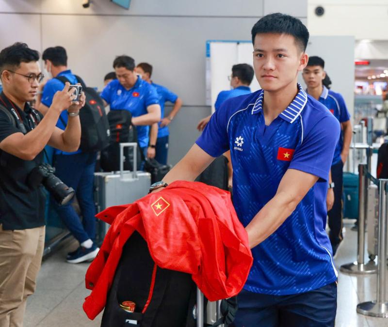 Dàn trai đẹp U22 Việt Nam khoe visual sáng bừng ngày sang Thái Lan dự SEA Games, quyết tâm giành HCV- Ảnh 5.