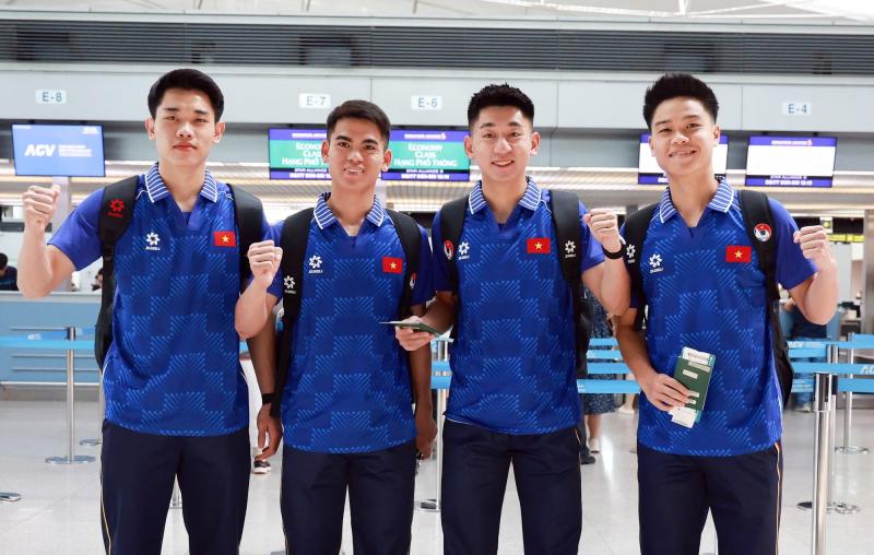 Dàn trai đẹp U22 Việt Nam khoe visual sáng bừng ngày sang Thái Lan dự SEA Games, quyết tâm giành HCV- Ảnh 3.