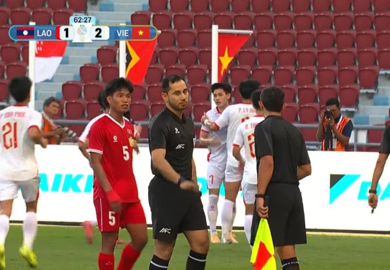 Vì sao trọng tài "bẻ còi" giúp U22 Việt Nam thắng Lào ở SEA Games 33?- Ảnh 2.